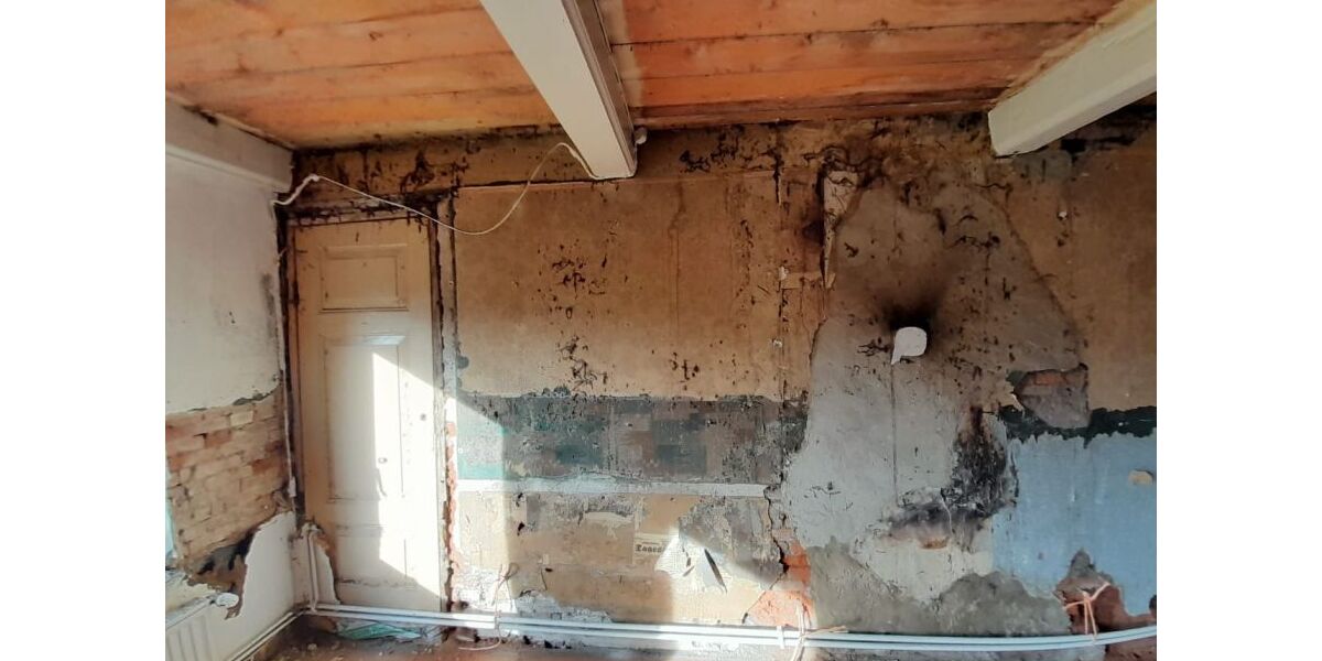 Freigelegte historische Wand- und Deckenkonstruktion