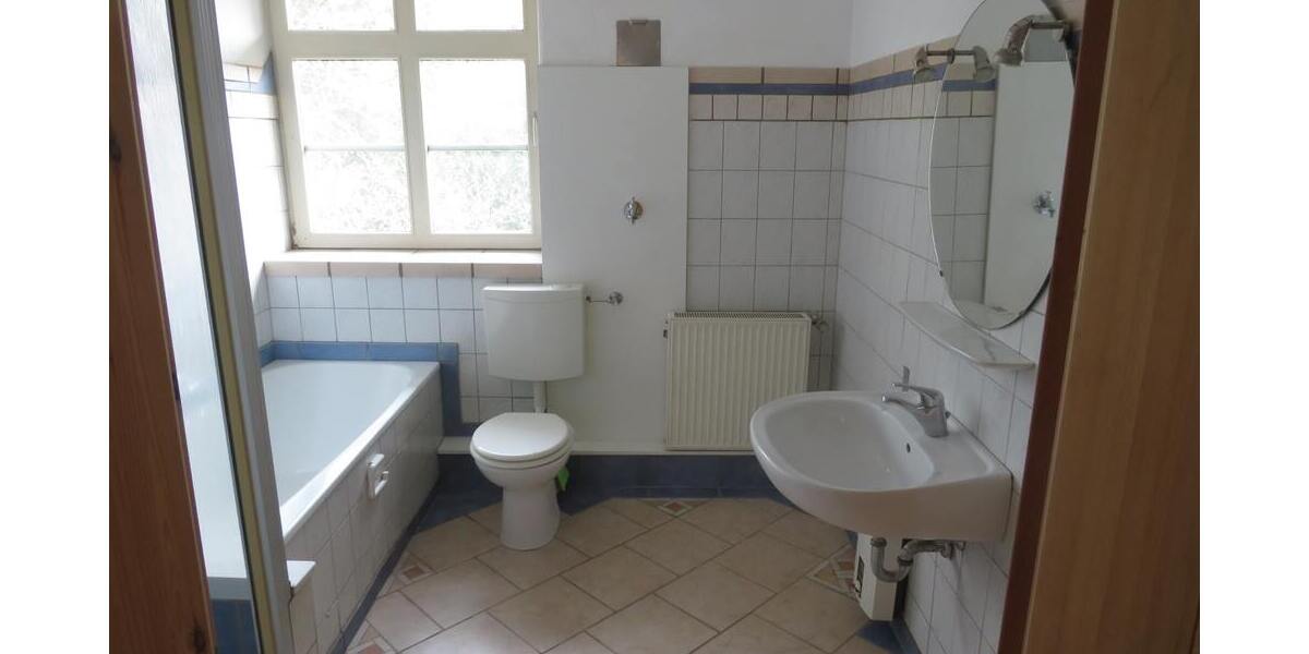 Bad mit Wanne und Dusche im OG