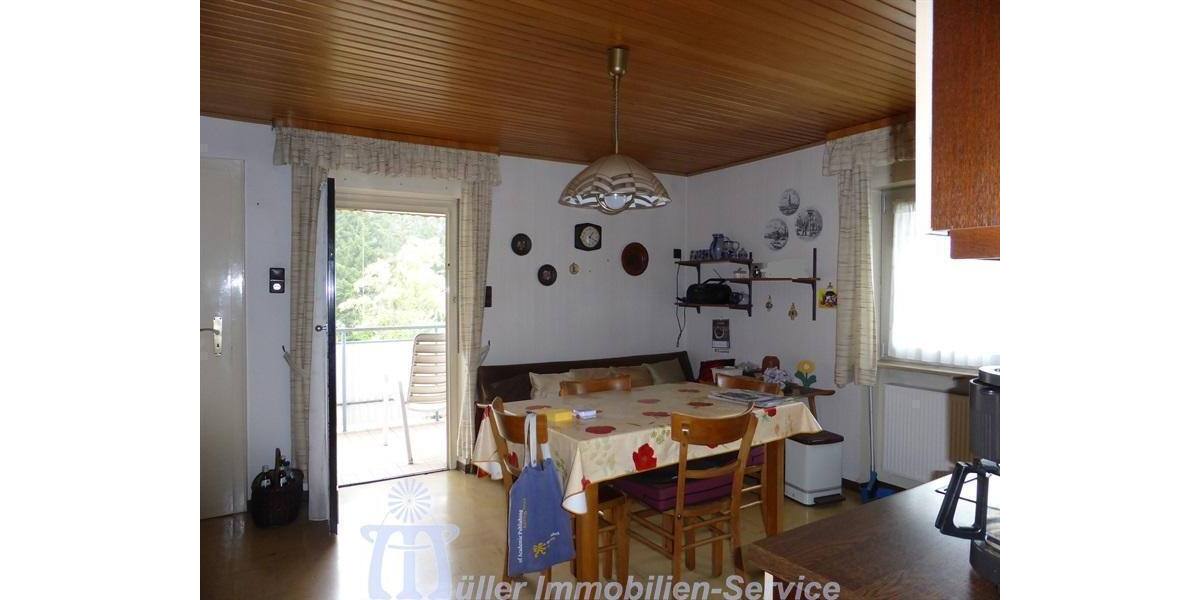 Küche mit Ausgang zum Balkon