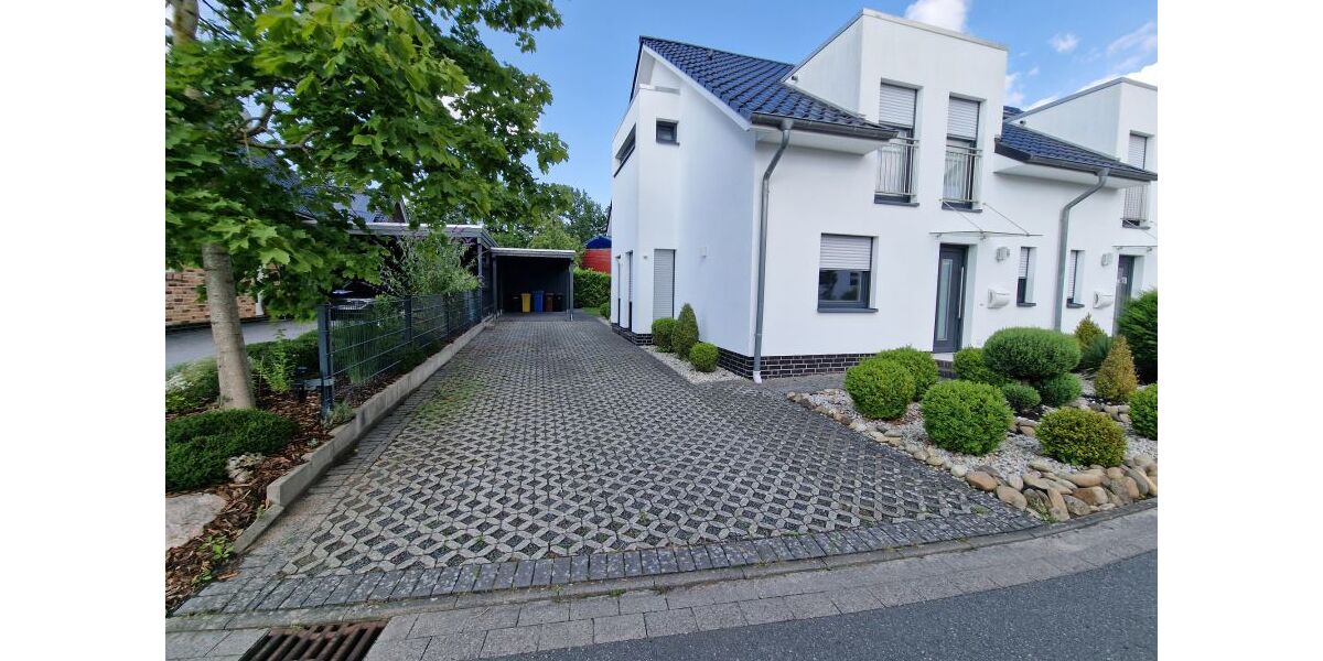 Außenbereich mit Carport/Stellplätzen