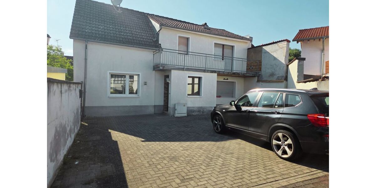 Vorderansicht-Parkplatz