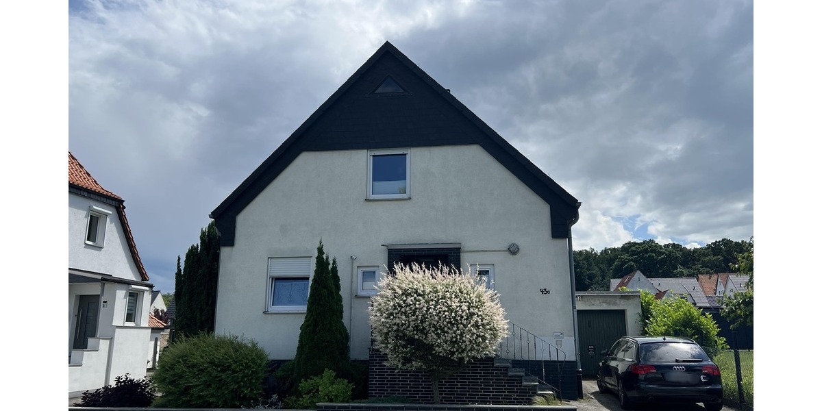 Giebelseite des Hauses mit Garage