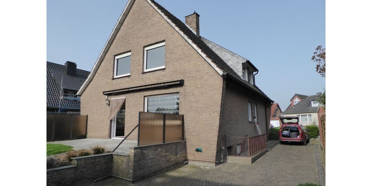 02_Haus Rückansicht und Auffahrt