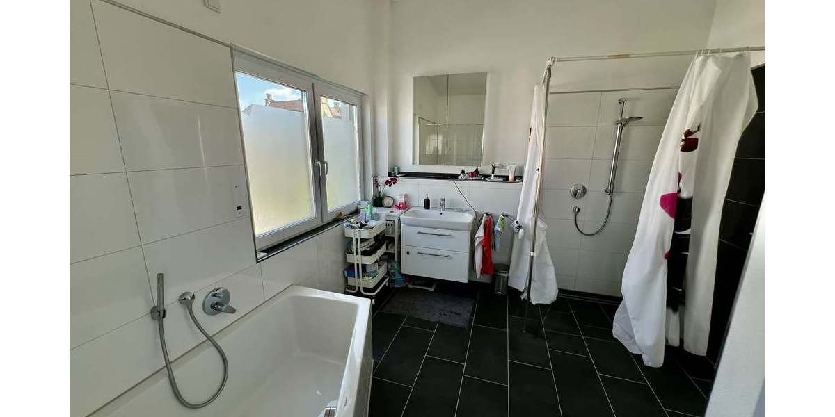 Helles Bad mit Wanne und Dusche (OG)