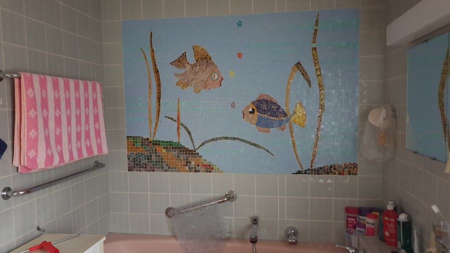 Kleines Bad mit Badewanne
