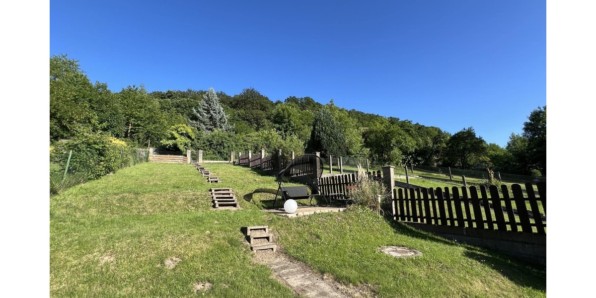Garten am Waldrand in Hanglage