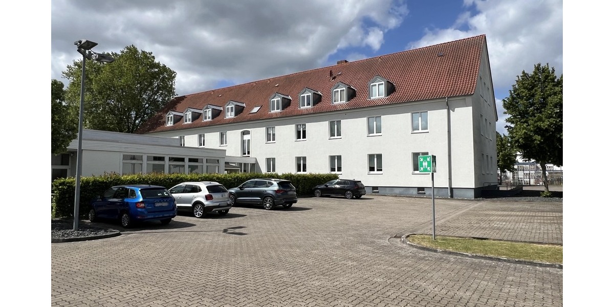 Rückansicht mit Parkflächen