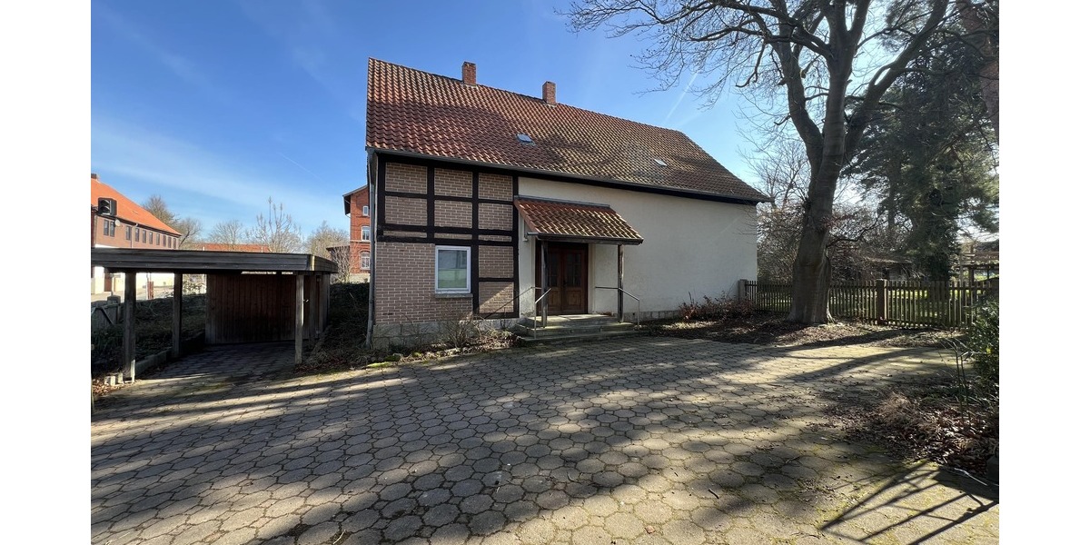 Gemeindehaus mit Carport