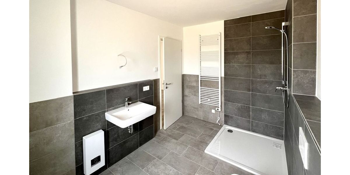 Bad mit großer Dusche …