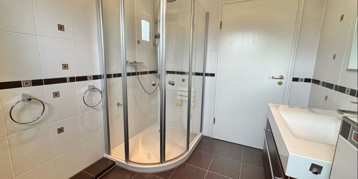 ... mit Dusche (EG).