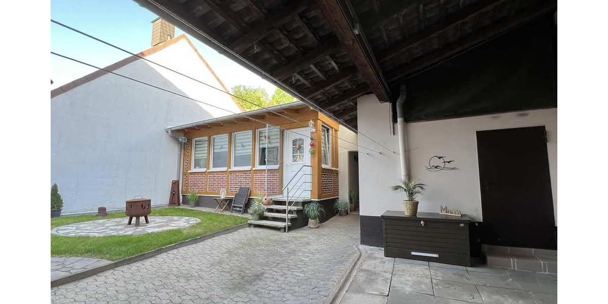 Hof mit kleinem Gartenhaus