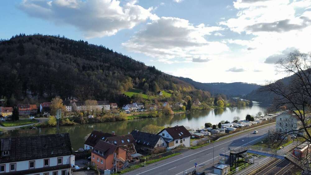 Ehemaliges Gasthaus mit 3 Einzelzimmer & 5 potentiellen Wohnungen inkl. Gaststätte und Parkplätze - Mehrfamilienhaus, Wohnhaus Neckarsteinach | Angebot:26059448