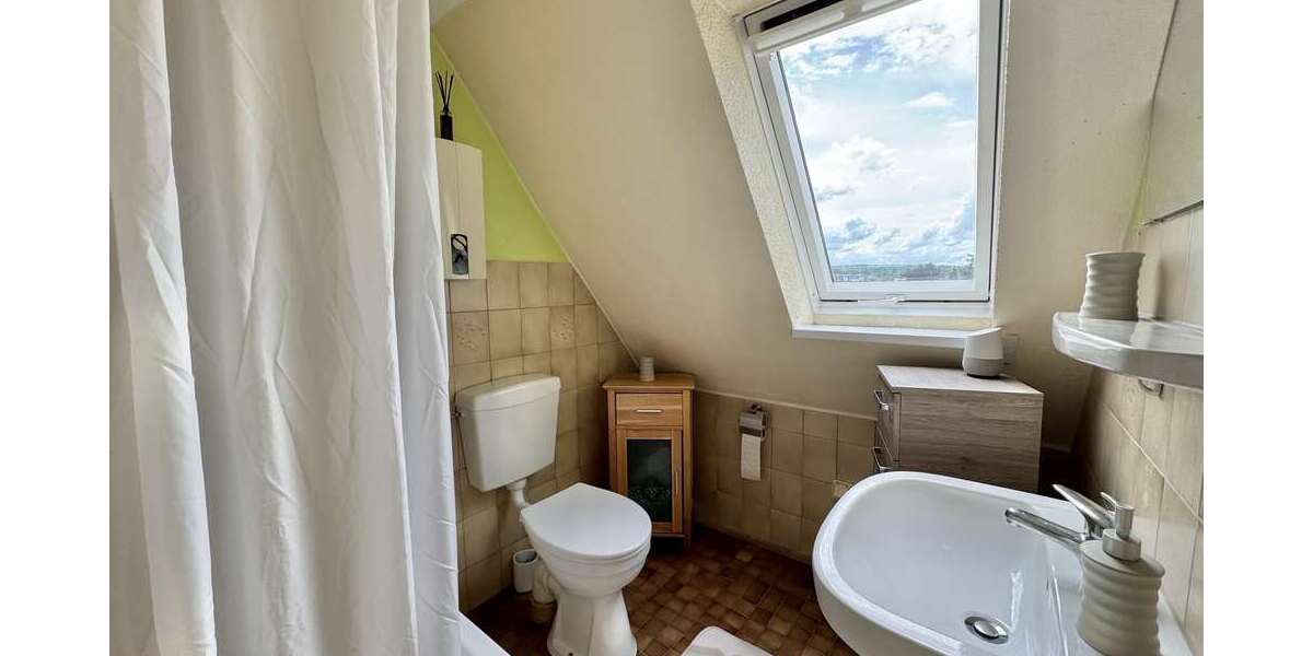 Tageslichtbad mit Dusche (OG)