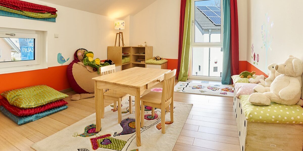 Helle Kinderzimmer mit Spielbereich
