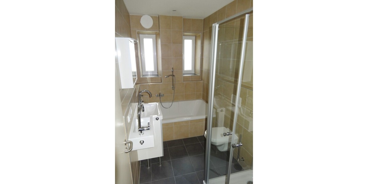 Badezimmer mit großer Wanne und Dusche (Muster)