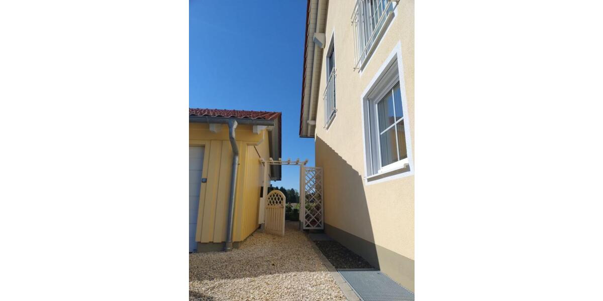 Gartentor und Garage