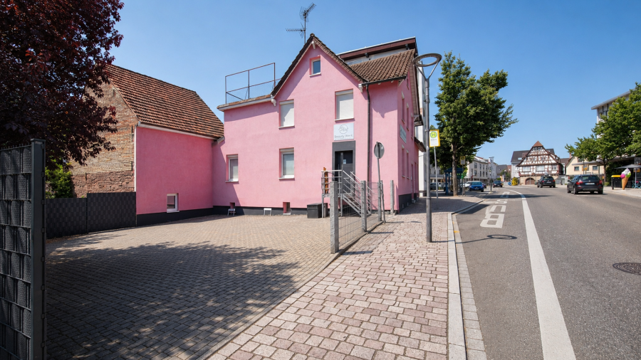 04_Aussen_Hof_Parkplaetze