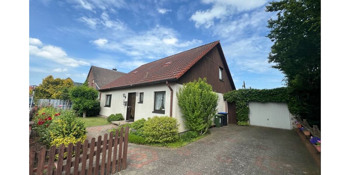 Straßenansicht mit Garage