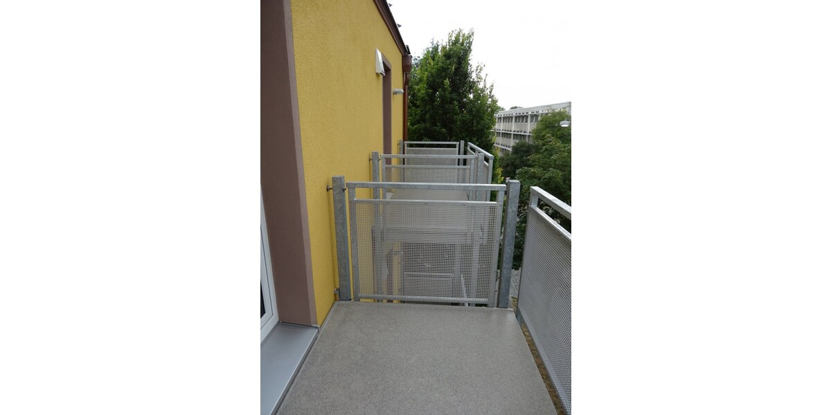 W5 Balkon zur Straße 2