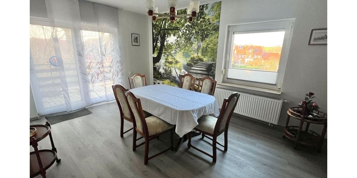 zum Esszimmer mit Balkon (EG).