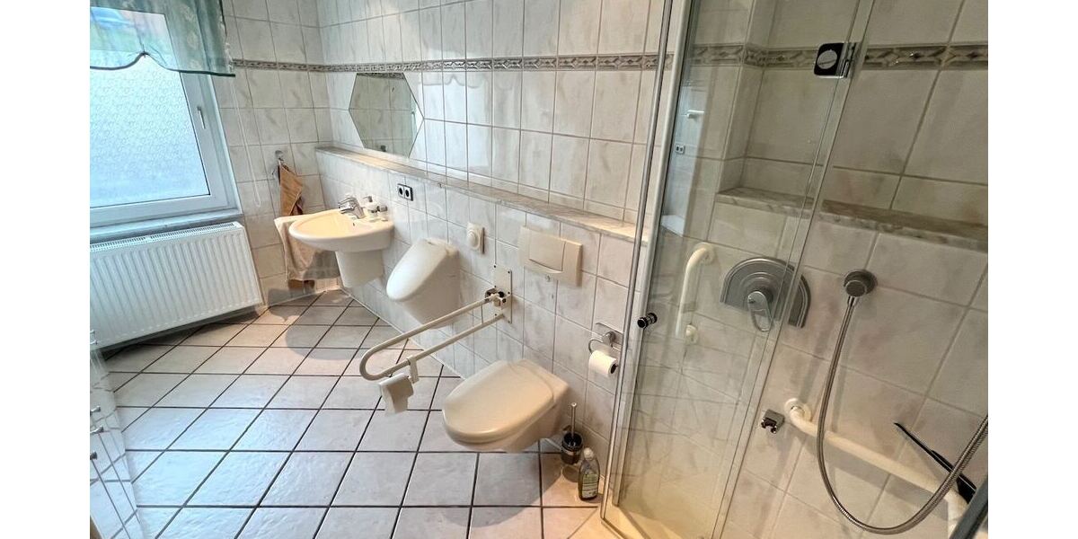 Bad mit ebenerdiger Dusche (EG)