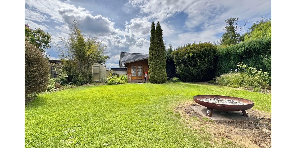 Idyllischer Gartenbereich