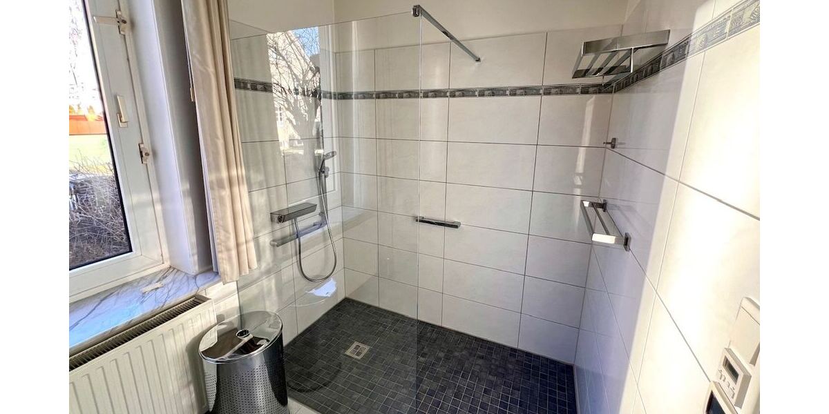 … mit großer Dusche