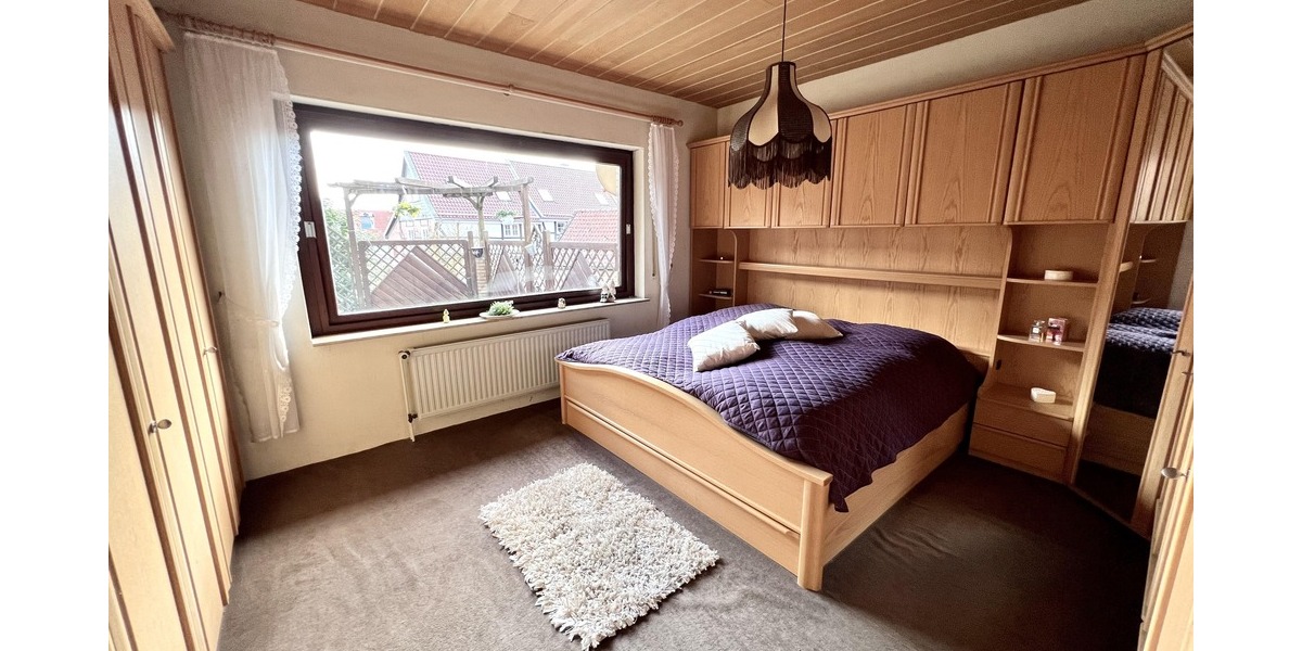 Geräumiges Schlafzimmer im Erdgeschoss