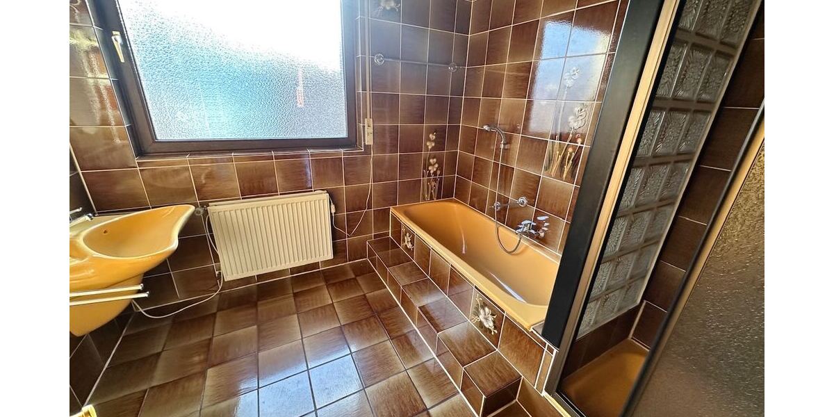 Bad mit Dusche und Wanne (EG)