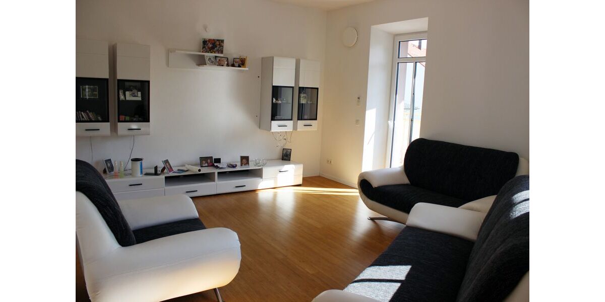 Wohnzimmer mit Balkon (Muster)
