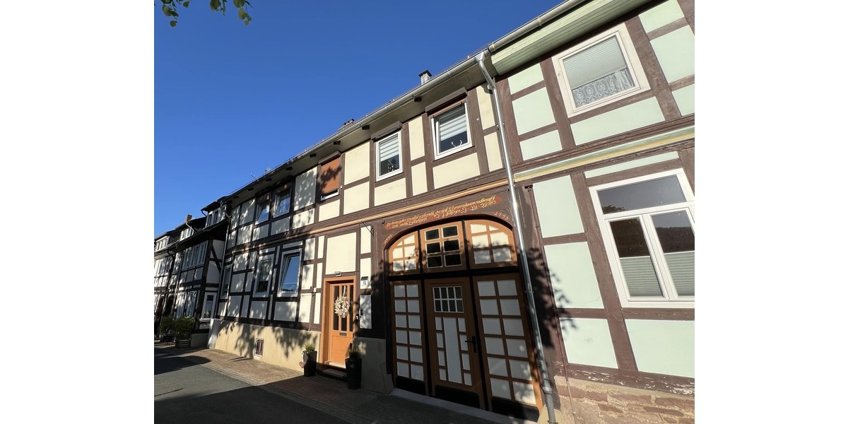 Wohnhaus mit Garageneinfahrt - großes Tor