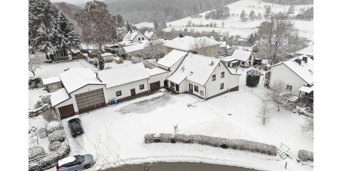 Platz ohne Grenzen: Zweifamilienhaus mit Halle für Familie & Anleger - Zweifamilienhaus Weinbach | Angebot:25025563