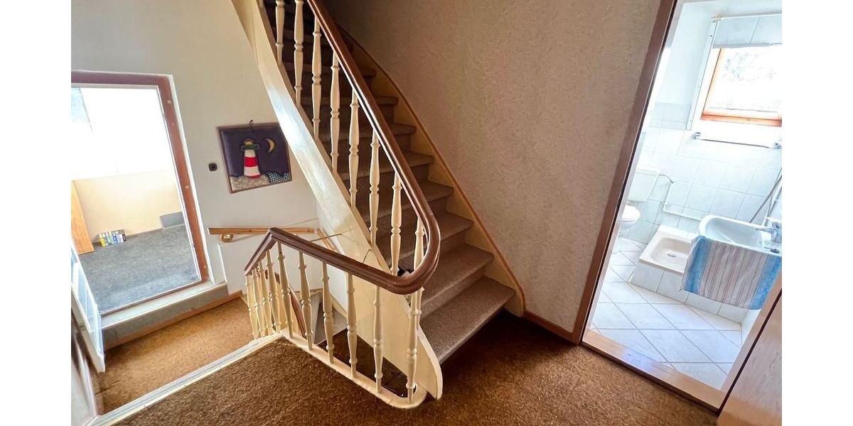 Tolle Holztreppe zum OG und DG