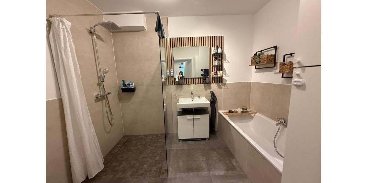Bad mit Badewanne und Dusche