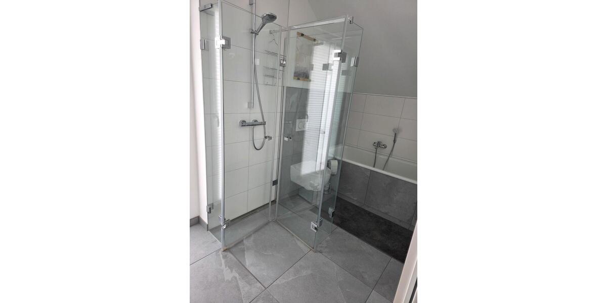 ... Wanne und Dusche (DG).