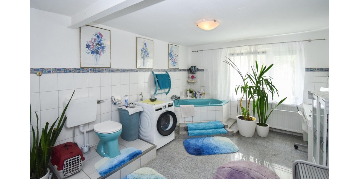 Großes Badezimmer im Erdgeschoss
