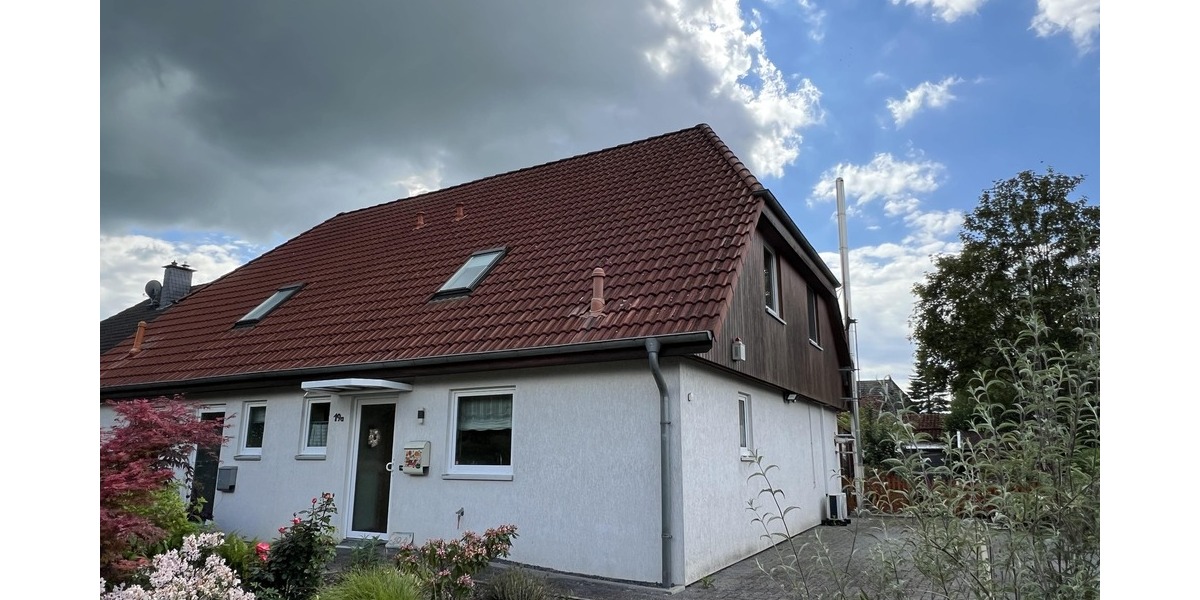Vorderseite/Giebelseite der Doppelhaushälfte