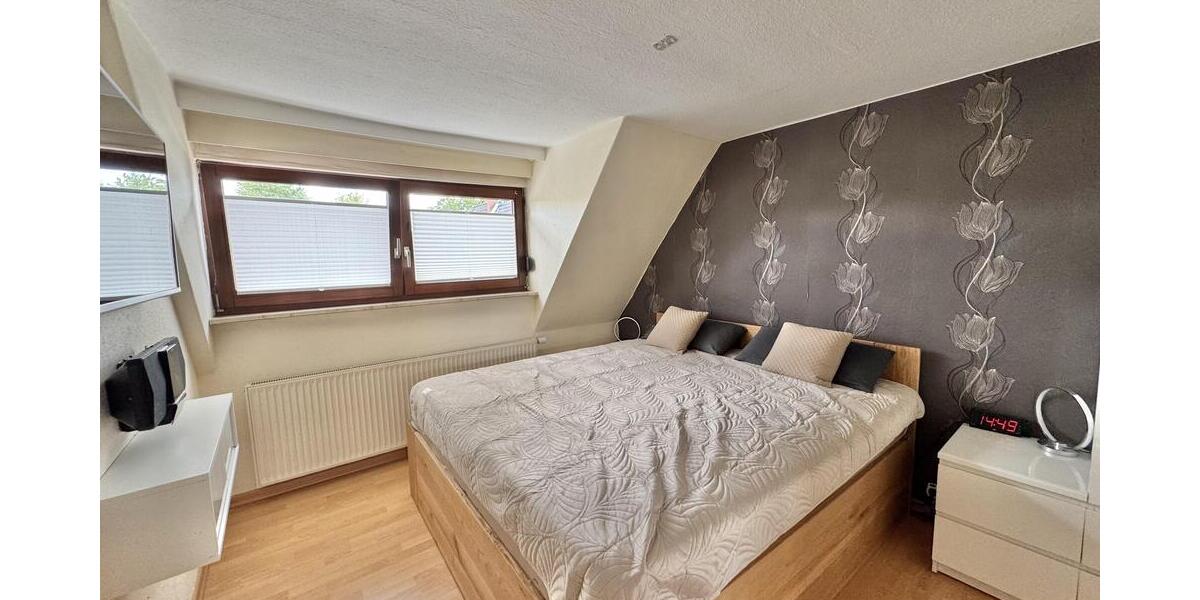Großzügiges Schlafzimmer (OG)