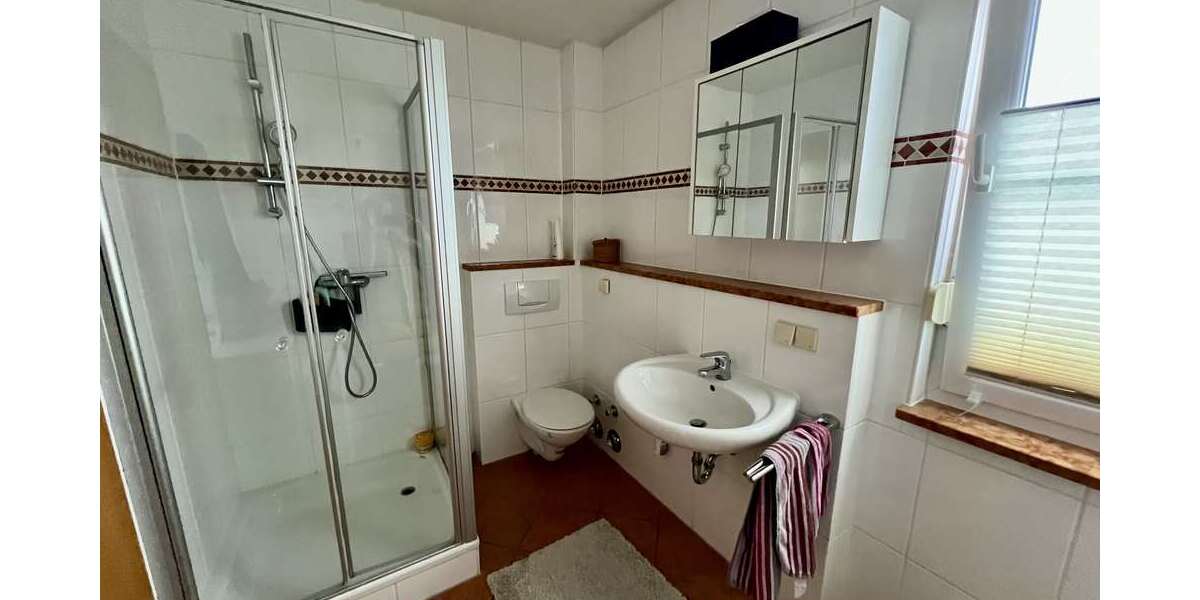 Tageslichtbad mit Dusche..