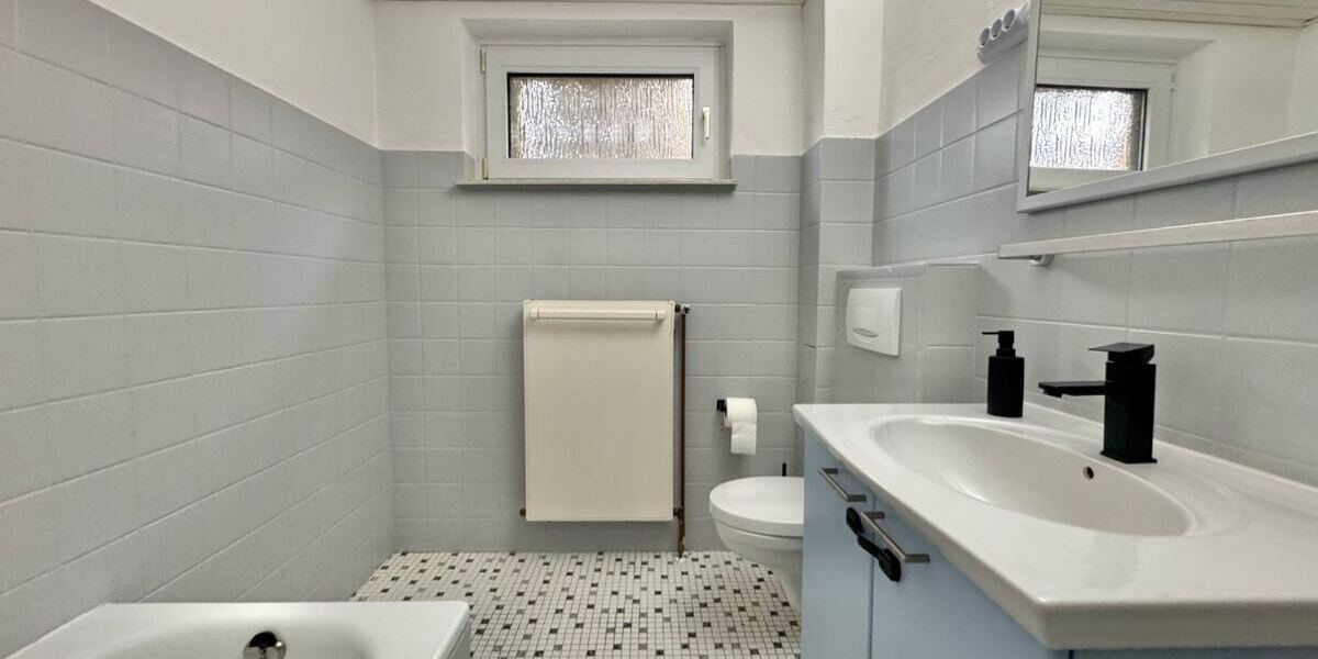 Bad mit Wanne (Einliegerwohnung)