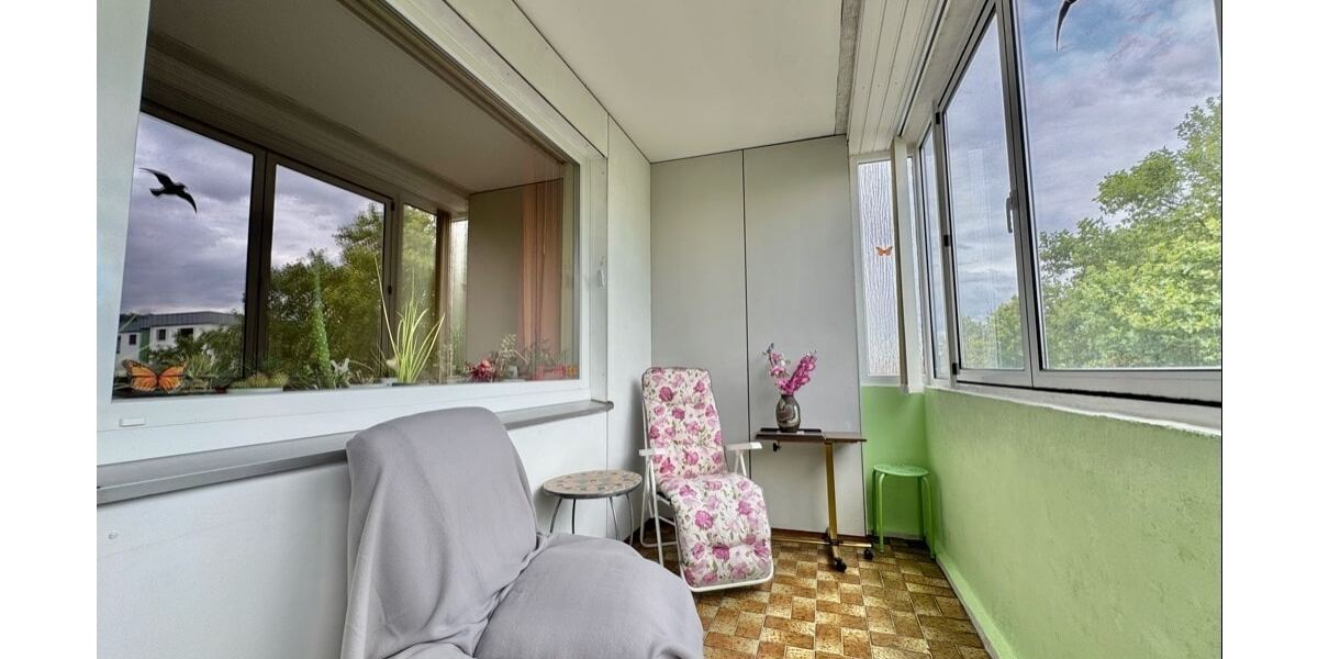 ... Zugang zum überdachten Balkon ...