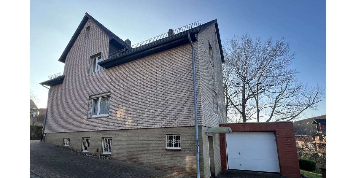 Garage und Stellplätze vor dem Haus