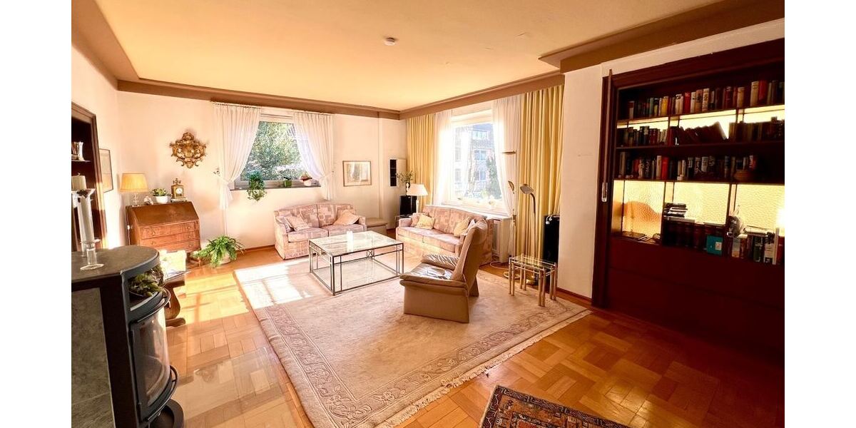 Bibliothek (oder Esszimmer) …