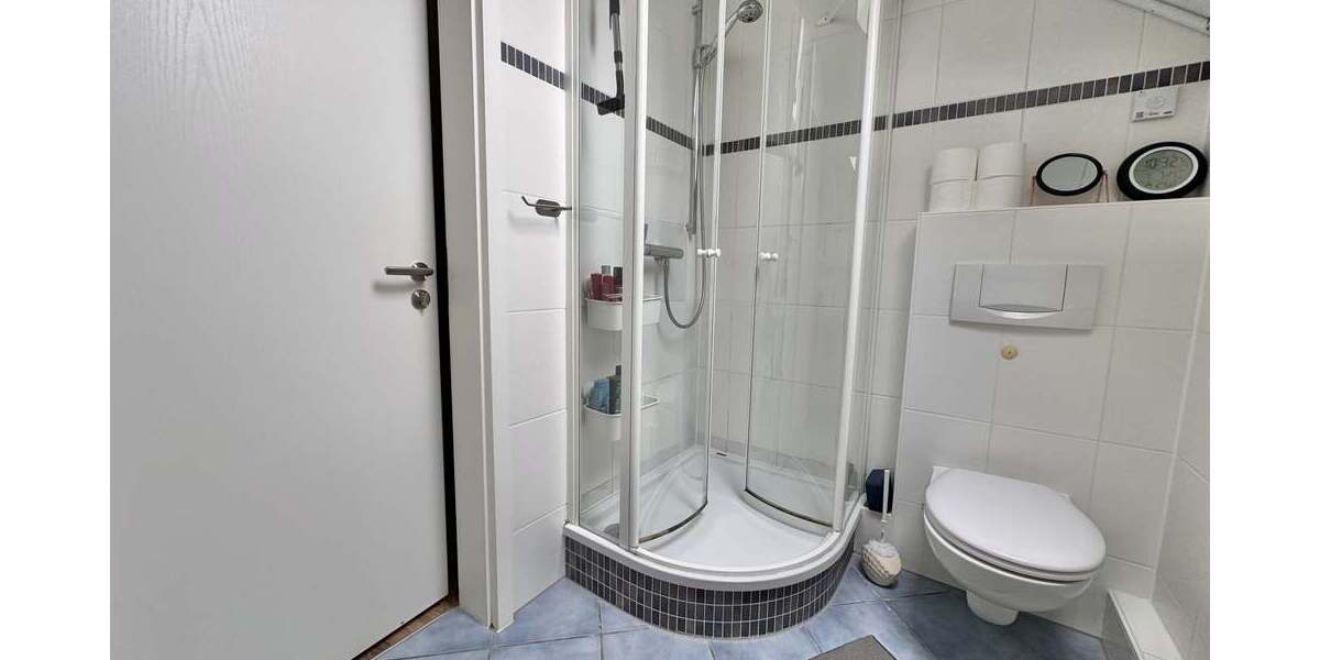 ... mit Dusche (OG).
