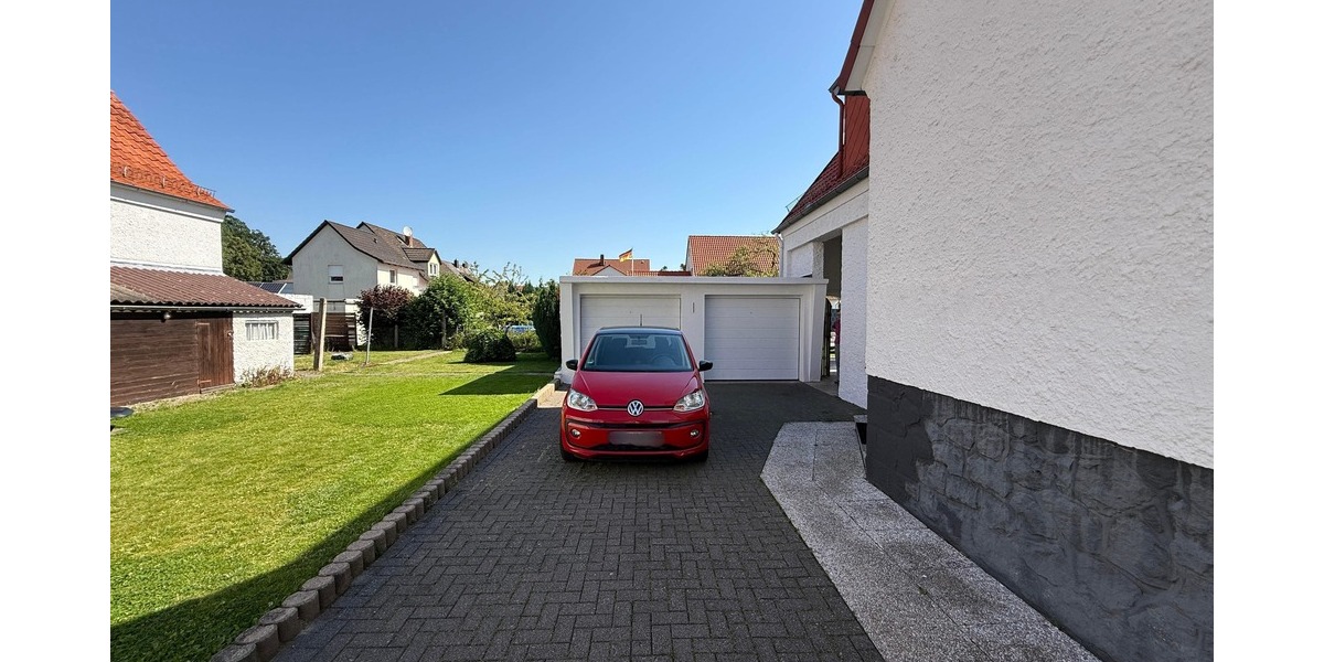 Hof mit zwei Garagen