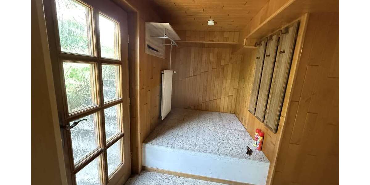 Eingangstür und Garderobe Einliegerwohnung