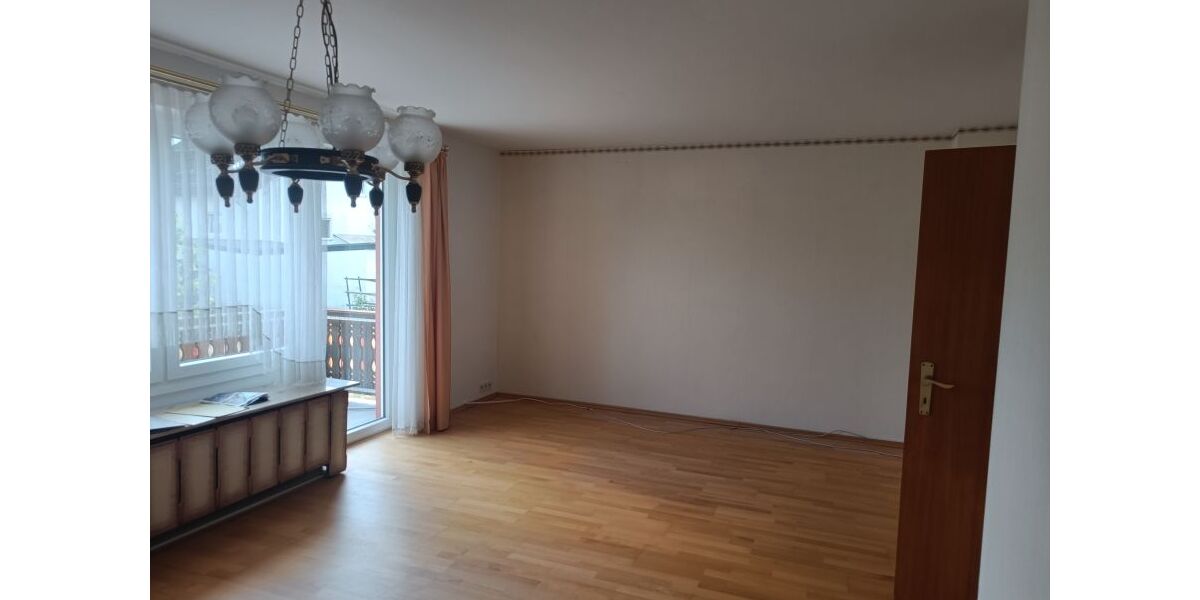 Wohnzimmer mit Zugang zum Balkon