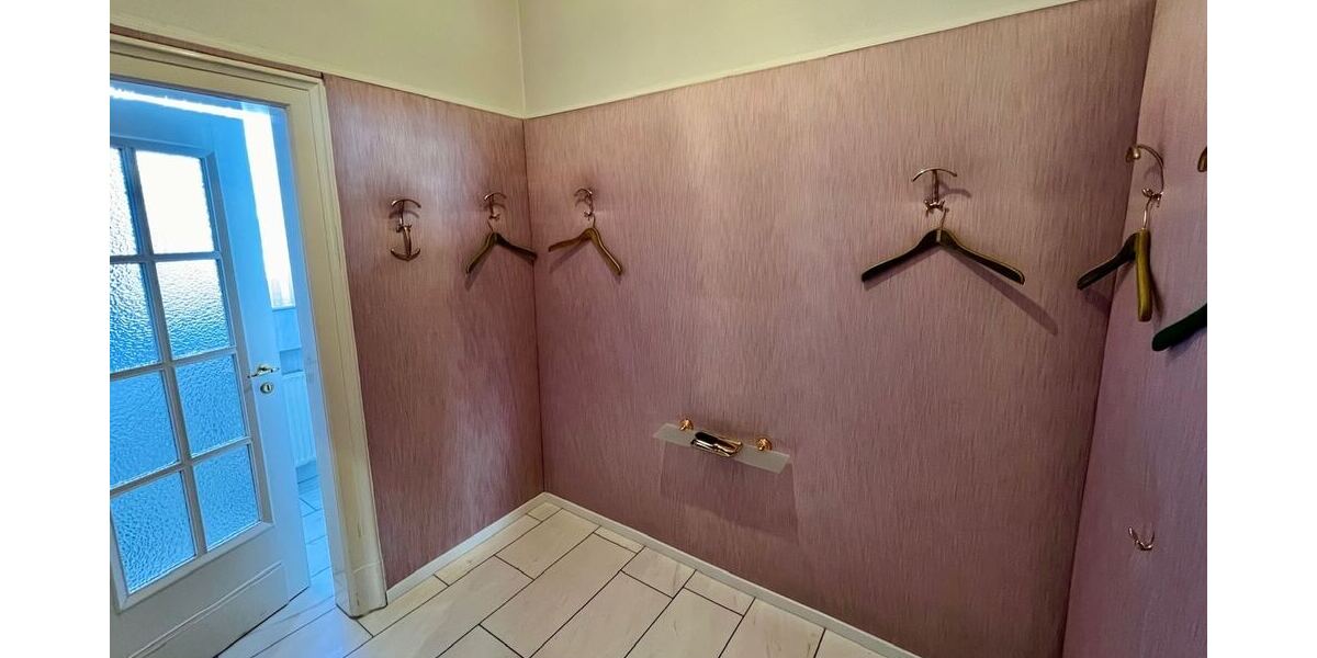 … mit Garderobe …