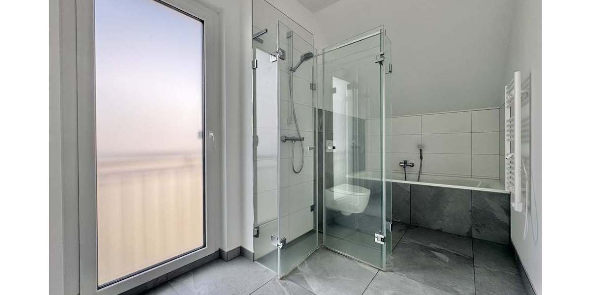 ... Wanne und Dusche (DG).
