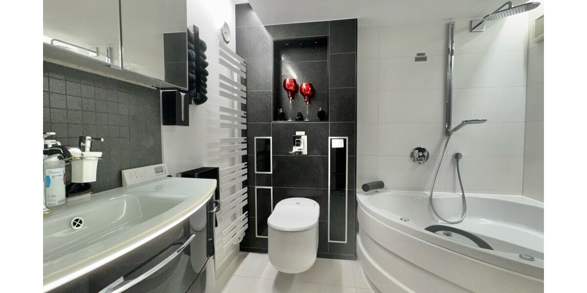 Modernes Bad mit Wanne (KG)